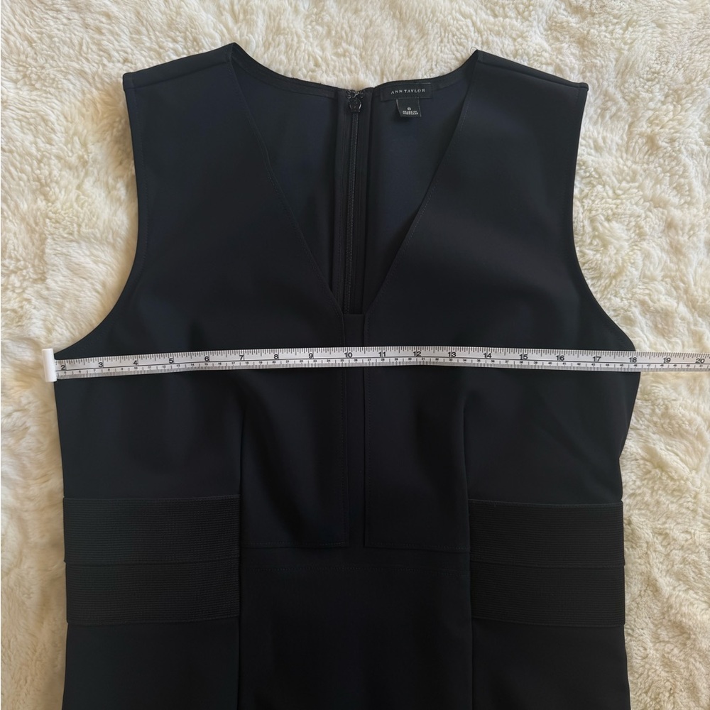 ANN TAYLOR BLACK V-NECK SHEATH DRESS SIDE PANELS SIZE 8 - Picture 5 of 8